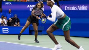 Serena Williams (links) and Venus Williams mussten sich geschlagen geben. Foto: AFP/COREY SIPKIN