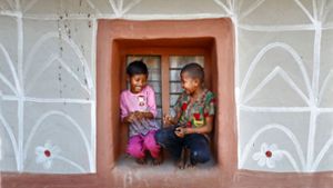 Angehörige der Volksgruppe der Santal bemalen häufig ihre Häuser mit floralen Ornamenten. Den Kindern bietet das Lehmhaus Schutz beim Spiel. Foto: Pern Images/Noor Ahmed Gelal