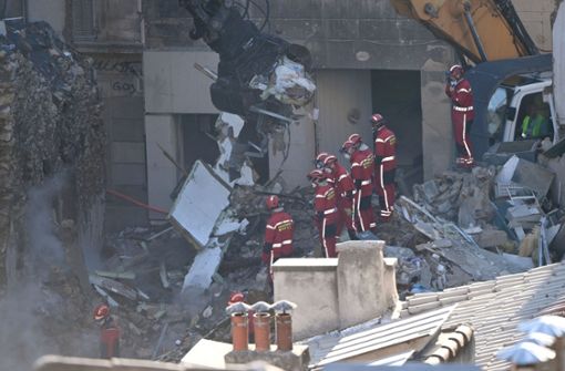 Einsatzkräfte arbeiten in den Trümmern des Hauses. Foto: AFP/CLEMENT MAHOUDEAU