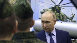 Wladimir Putin spricht mit Militärpiloten während eines Besuchs. Laut Prognosen wird Russlands Kriegswirtschaft dieses Jahr zulegen (Archivfoto). Foto: dpa/Sergei Karpukhin