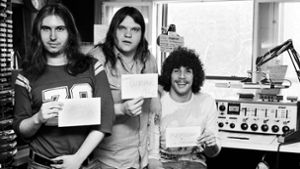 Der Komponist  Jim Steinman (links) und der Sänger Meat Loaf (Mitte) bei einem Radiointerview zum Album „Bat out of Hell“  1977 in Philadelphia. Foto: imago images/MediaPunch