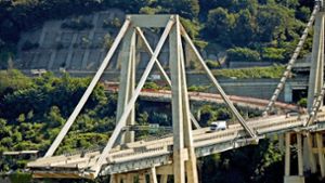 Blick auf Überreste der Morandi-Brücke in Genua. Der letzte  Lastwagen auf dem Viadukt wurde erst vergangene Woche abgeschleppt. Foto: dpa