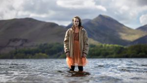 Clara Rugaard als der Geist von Neve in „The Rising“ Foto: Sky Studios/Rekha Garton