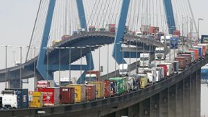 Mit Containern beladene Lastwagen stauen sich auf der Köhlbrandbrücke im Hafen. Angesichts des Brückeneinsturzes in Genua hat die Hamburger Verkehrsbehörde auf die Sicherheit der Bauwerke in der Hansestadt hingewiesen. Foto: dpa