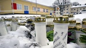 Kerzen und Blumen sind vor der in der Viertola-Schule im finnischen Vantaa aufgestellt. Foto: Markku Ulander/Lehtikuva/dpa