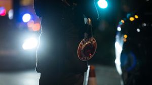 Die Polizei hat auf der A7 einen Autofahrer mit knapp zwei Promille im Blut angehalten (Symbolfoto). Foto: IMAGO/Funke Foto Services/IMAGO/Lars Heidrich