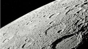 Die schwer von Einschlagkratern zerklüftete Oberfläche des Merkurs, aufgenommen von der US-Raumsonde Messenger Foto: dpa/NASA Hopkins University