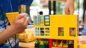 Im Jugendtreff des CVJM haben Kinder eine Woche lang Gebäude aus Lego gebaut. Am Ende entstand eine ganze Stadt aus bunten Steinen. Foto: Ines Rudel