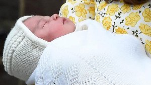 Viele Stars haben Herzogin Kate und Prinz William zur Geburt ihrer Tochter gratuliert - die hat ihren ersten Auftritt in der Öffentlichkeit am Samstagabend verschlafen. Foto: dpa