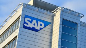 SAP-Logo an der Walldorfer Zentrale: Der Softwarekonzern stellt derzeit intern Untersuchungen gegen zwei Betriebsratsmitglieder an. Foto: dpa/Uwe Anspach