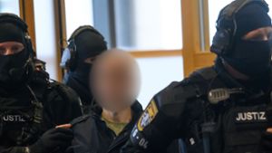 Justitzbeamte führen den Angeklagten in den Gerichtssaal in Magdeburg. Foto: Klaus-Dietmar Gabbert/dpa