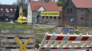 Ein gelbes X aus Holz steht vor dem Bauernhof des Landwirtes Eckart Heukamp. Der letzte Landwirt in dem Ort Lützerath am Braunkohletagebau Garzweiler hat seinen Hof und die damit direkt verbundenen Flächen an RWE verkauft. Foto: dpa/Federico Gambarini