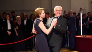 Bundespräsident Frank-Walter Steinmeier und seine Frau Elke Büdenbender tanzen beim 70. Bundespresseball. Foto: dpa/Annette Riedl
