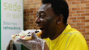 Pelé hat keine Lust auf Losfee - zu groß wäre die Enttäuschnung, wenn der brasilianische Jahrhundertfußballer seinem Land schwierige Gegner zulosen könnte. Da beißt der 73-Jährige doch schon lieber in ein Sandwich. Gemeinsam mit ... Foto: Getty Images South America