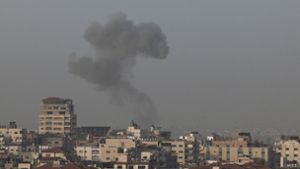 Rauch über  Gaza am Mittwoch. Foto: AFP/MOHAMMED ABED