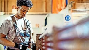 Ein somalischer Flüchtling arbeitet in einem Maschinenbauunternehmen. Foto: picture alliance / Christoph /  Schmidt