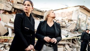Die Ministerinnen Baerbock (li.) und Faeser machten sich ein Bild der Lage in der Erdbebenregion Foto: dpa/Fabian Sommer