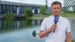 Schwimmt da eine Haiflosse durch das Wasserbecken im Camp der deutschen Nationalmannschaft? Foto: ARD/Twitter/Screenshot