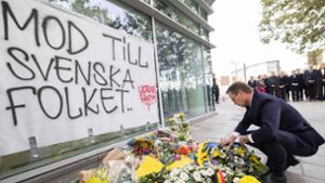 Schwedens Premierminister Ulf Kristersson legt in Brüssel einen Kranz für die beiden schwedischen Attentatsopfer ab. Nun wird bekannt, dass die belgischen Sicherheitskräfte vor dem Anschlag kläglich versagt haben. Foto: AFP/BENOIT DOPPAGNE