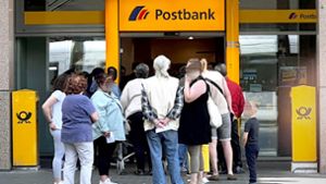Kundinnen und Kunden stehen Schlange vor der Postbankfiliale. Die seit Monaten anhaltenden Schwierigkeiten der Bank treffen etliche von ihnen. Foto: Imago/Kirchner-Media