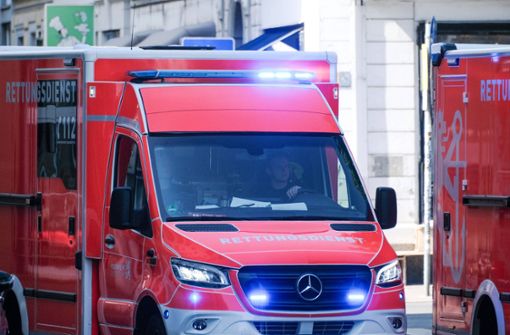 Drei Personen mussten am Dienstag vorsorglich in ein Krankenhaus, wie die Polizei mitteilt. (Symbolbild) Foto: IMAGO/Michael Gstettenbauer/IMAGO/Michael Gstettenbauer