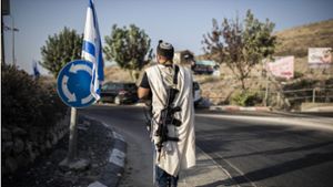 Ein rechtsgerichteter israelischer Siedler trägt eine Waffe.  Bei Zusammenstößen zwischen gewalttätigen Siedlern und palästinensischen Bewohnern in der Nähe von Ramallah ist ein Palästinenser getötet worden (Archivfoto). Foto: dpa/Ilia Yefimovich