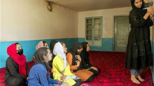 Lernen in der Illegalität: eine private Schule in Kabul. Foto: picture alliance/Abaca/Yaghobzadeh