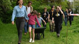 Prinz Louis an der Schubkarre, Prinzessin Kate und Prinzessin Charlotte weisen den Weg: Die Familie Wales beim Arbeitseinsatz. Foto: AFP/DANIEL LEAL