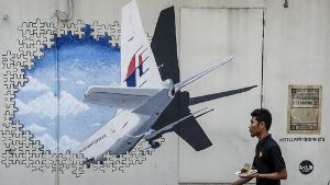 Ein Wandgemälde erinnert an den Absturz der Maschine MH370 Foto: AP