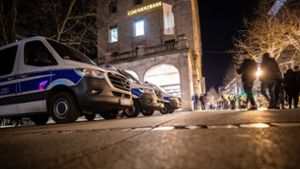 Die Polizei muss auf den Stuttgarter Schlossplatz nachts  weiterhin ein wachsames Auge haben. Foto: dpa/Christoph Schmidt