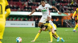 Der FC Augsburg hat sich mit einem 1:1 gegen Dortmund einen wichtigen Punkt im Abstiegskampf erspielt. Foto: dpa/Matthias Balk