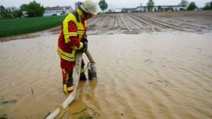 Heftiger Regen führte in Filderstadt immer wieder zu Überschwemmungen. Hier musste im Mai  2019  ein Feuerwehrmann  ein überschwemmtes Grundstück abpumpen. Foto: dpa/ Kohls