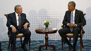 Eine neue Ära hat begonnen: Die USA und Kuba reden wieder miteinander. Beim Amerika-Gipfel in Panama haben sich US-Präsident Barack Obama (rechts) und Kubas Staatschef Raúl Castro getroffen. Foto: dpa