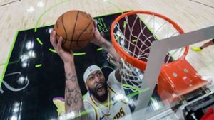 Anthony Davis von den Los Angeles Lakers zieht zum Korb. Foto: Gerald Herbert/AP/dpa