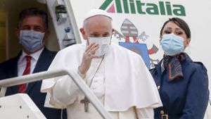 Papst Franziskus winkt vor seinem Abflug in Italien. Inzwischen ist er im Irak eingetroffen. Foto: dpa/Cecilia Fabiano