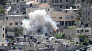 Rauch steigt über dem Flüchtlingscamp Nur Schams im Westjordanland nach der Explosion infolge eines israelischen Angriffs auf. Foto: Majdi Mohammed/AP/dpa