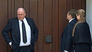 Vor verschlossenen Türen: Walter Kohl mit zwei der Enkel von Helmut Kohl. Foto: dpa