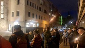 Spontane Besucher am Mittwochabend vor der Stuttgarter Synagoge Foto: Joe Bauer