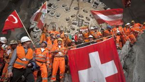 Die Freude ist groß: Bauarbeiter feiern im Jahr 2010 den Durchbruch der Tunnelbohrmaschine Sissi im Gotthard Basistunnel. Ab Dezember fahren endlich die Züge. Einen Rückblick über die Bauarbeiten sehen Sie in unserer Fotostrecke. (Archivfoto) Foto: KEYSTONE