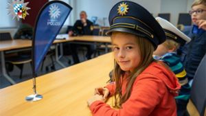 Nach ihrer Bewerbung wurde Sophia, zusammen mit zwei Freunden, zu einem Schnuppertag in die Polizeiinspektion Ansbach eingeladen. Foto: Polizeipräsidium Mittelfranken