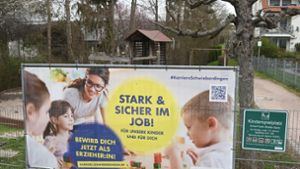 Auf Bannern wirbt die Gemeinde Schwieberdingen um Erzieher und Erzieherinnen. Foto: Werner Kuhnle