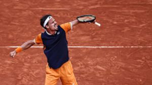 Daniel Altmaier hat überraschend den Italiener Jannik Sinner aus dem Turnier gekegelt. Foto: AFP/ANNE-CHRISTINE POUJOULAT