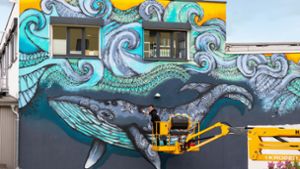 Ein farbenfroher Wal ziert die Wand der Bäckerei Clement in Sachsenheim. Ein Teil der Wand wird bei einem Workshops fertiggestellt. Foto: Andreas Essig