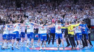 Die Färöer-Spieler feiern den Punktgewinn gegen Norwegen vor ihren enthusiastischen Fans. Foto: IMAGO/Maximilian Koch/IMAGO/Maximilian Koch