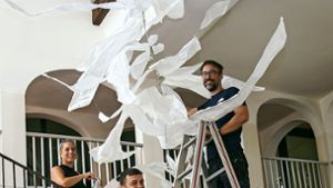 Schüler basteln an einer Kunstinstallation. Foto: Ines Rudel