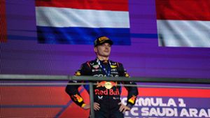 Der Krach im Formel-1-Weltmeisterteam Red Bull ist in Saudi-Arabien eskaliert. Trotzdem gewinnt Max Verstappen einfach weiter. Foto: Darko Bandic/AP/dpa