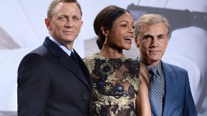 Verzückten die Fans bei der „Spectre“-Deutschland-Premiere: James-Bond-Darsteller Daniel Craig, Naomi Harris und Christoph Waltz. Wir haben die Bilder. Foto: dpa