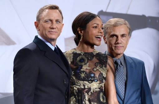 Verzückten die Fans bei der „Spectre“-Deutschland-Premiere: James-Bond-Darsteller Daniel Craig, Naomi Harris und Christoph Waltz. Wir haben die Bilder. Foto: dpa