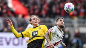 Dortmunds Julian Brandt und Leverkusens Robert Andrich kämpfen im Signal Iduna Park um den Ball. Foto: dpa/Federico Gambarini