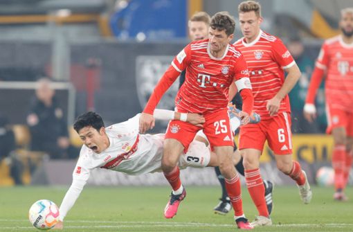 Der VfB Stuttgart kämpft, liegt am Ende gegen den FC Bayern aber wieder am Boden. Foto: Baumann/Volker Müller